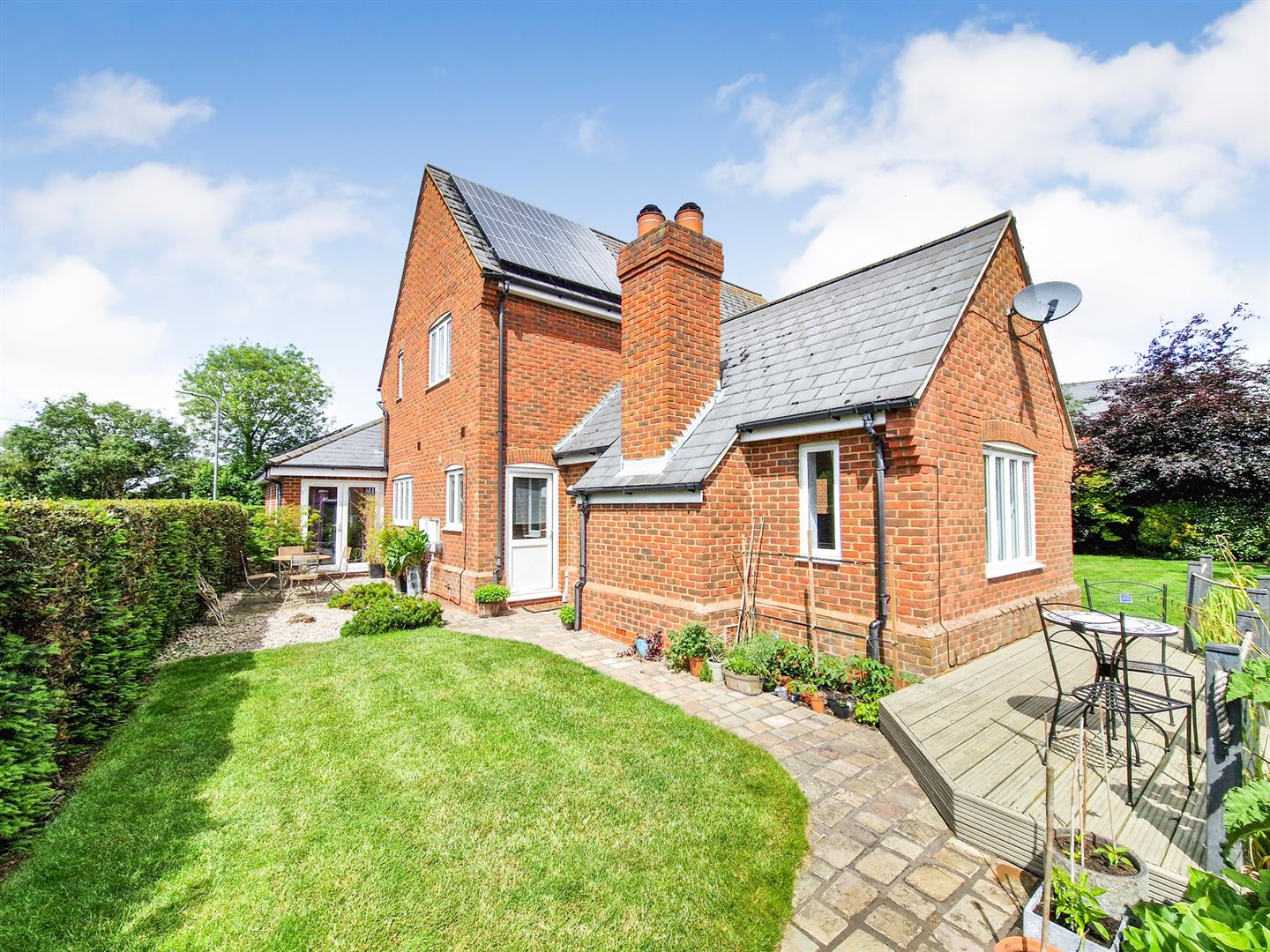 5 bed property in Cranfield Road, Newport Pagnell